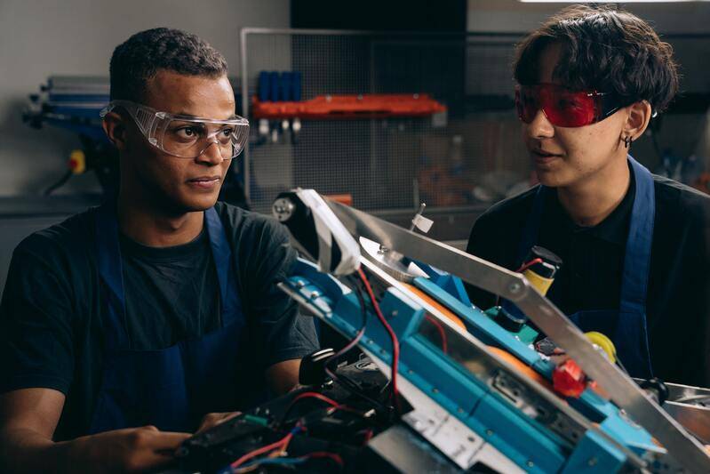 OpenSistemas - Consultora IT 169 dos personas de un equipo en procesos de automatización industrial