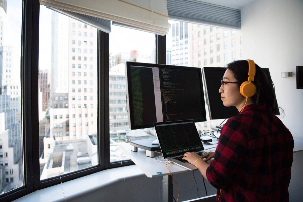 perosna frente a un computador ocupando el puesto de científico de datos