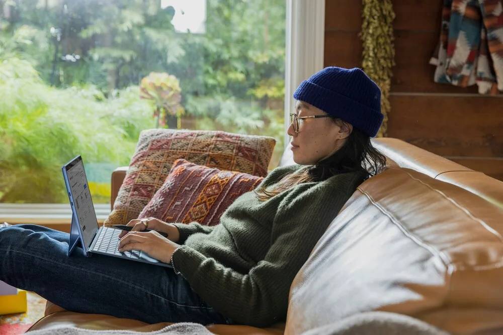 ¿Quieres convertirte en un Arquitecto de Software en 2025? Esto es lo que debes saber 10 desarrollador de software sentado en un sofa