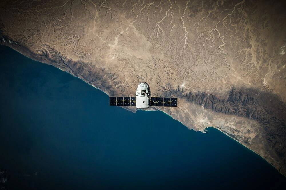 satélite tomado desde arriba como representación de YOLOv8-obb
