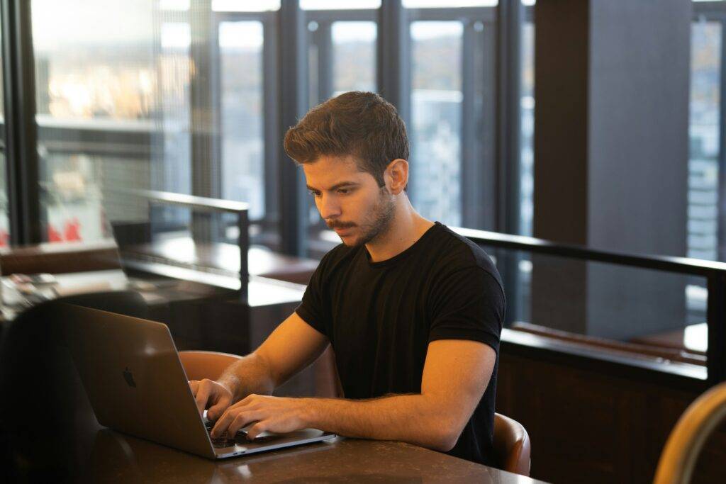 OpenSistemas - Consultora IT 167 anthony riera kylWNDQFd5A unsplash
