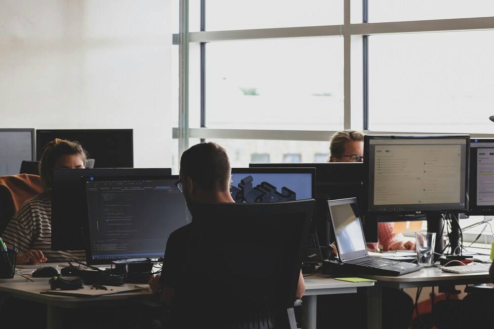 OpenSistemas - Consultora IT 145 Equipo de trabajo en oficina analizando datos con AutoML