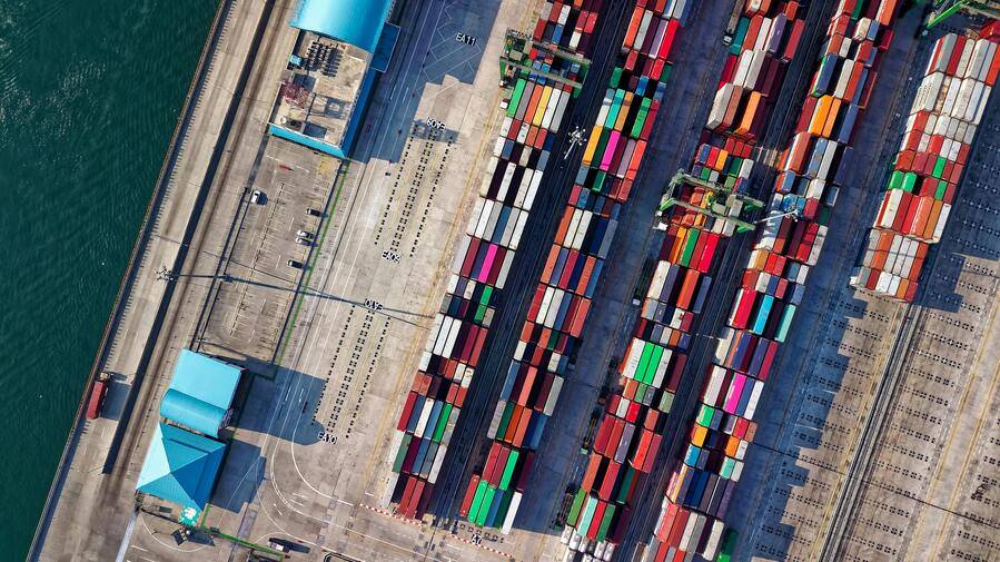 vista desde arriba de muchos contenedores como demostración de un de la visión artificial industrial
