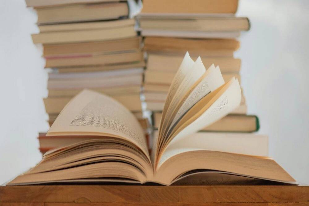 Libro con las hojas abierta que representa el impacto de la IA en educación