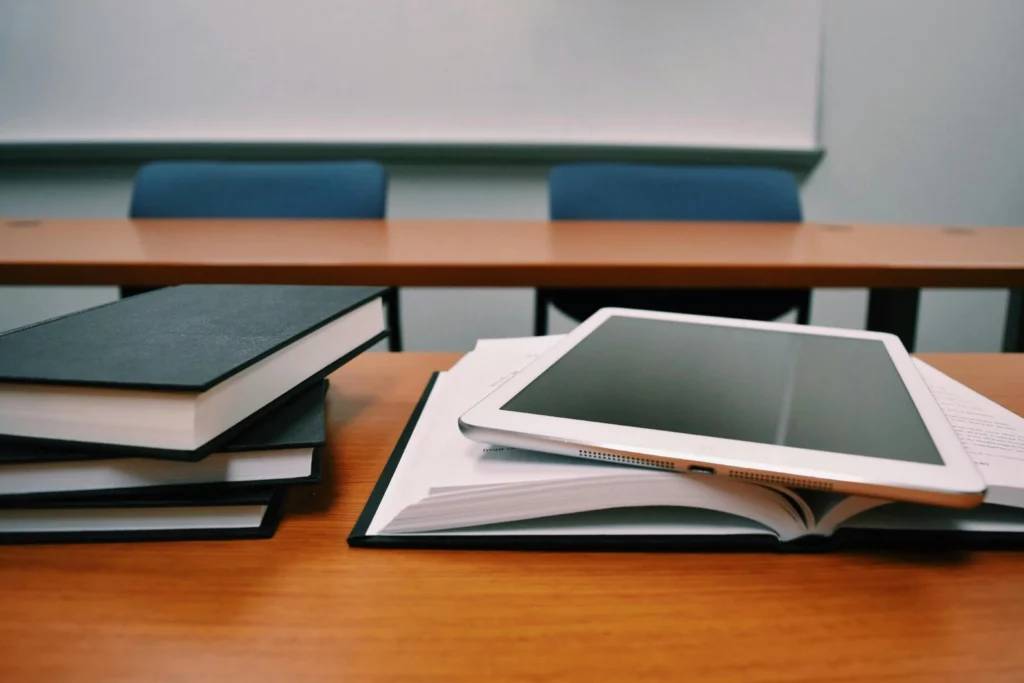 OpenSistemas - Consultora IT 69 De la rigidez de los sistemas legacy a arquitecturas inteligentes con SofIA y SOKAI: innovación educativa con eficiencia y escalabilidad.