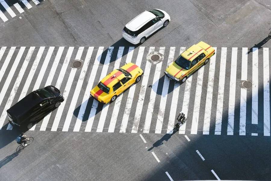 calle con taxis y carros pasando como representación de la transformación digital