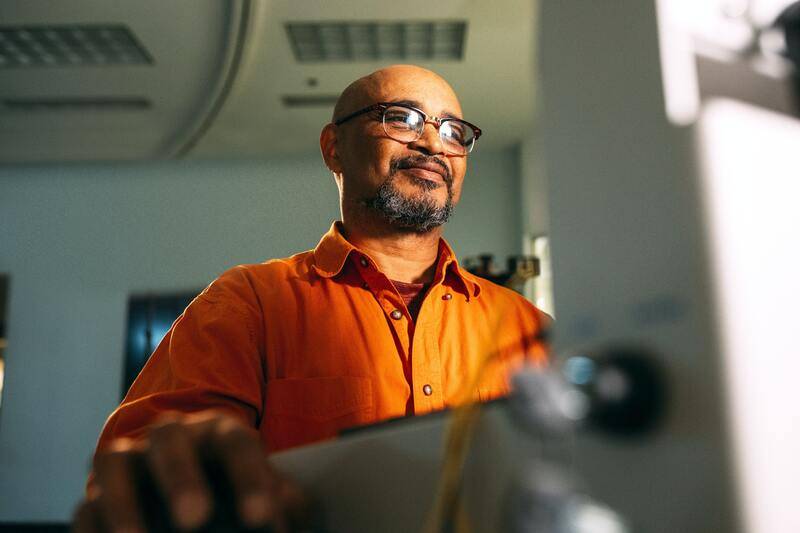 OpenSistemas - Consultora IT 170 Técnico industrial trabajando con una computadora en un entorno de control