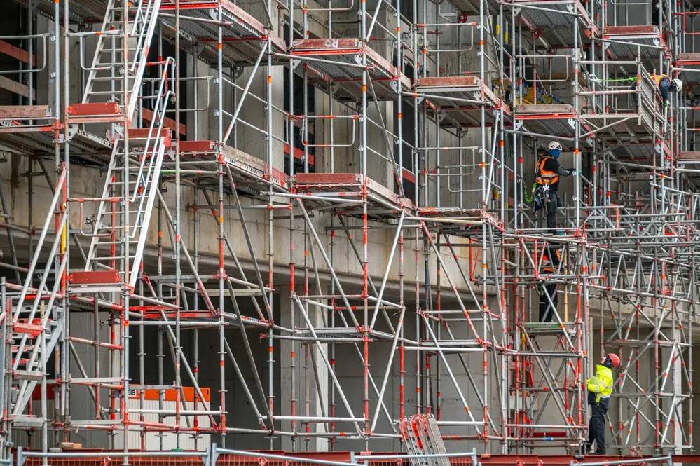 OpenSistemas - Consultora IT 70 Andamios en una construcción que ilustran el concepto de boosting en IA donde estructuras simples se combinan para sostener y reforzar un modelo más robusto.